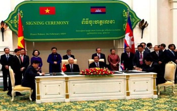 Việt Nam - Campuchia ký Nghị định thư tạo thuận lợi vận tải liên vận đường bộ, đường thủy 